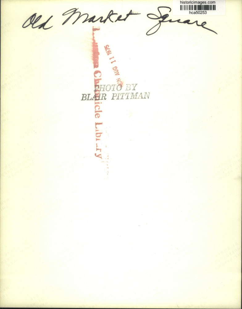 1975 Press Photo Pigeons on Building at Old Market Square in Houston, Texas