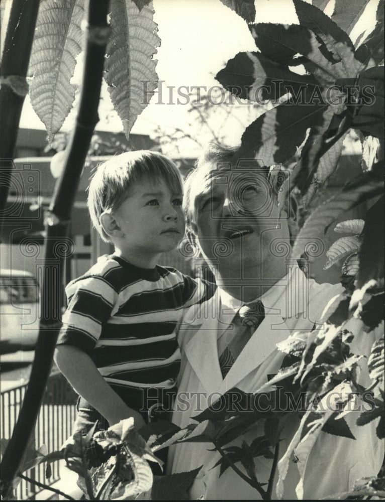 1975 Press Photo Dr. Guy Hartman Teaching Child About Dangerous Garden Plants