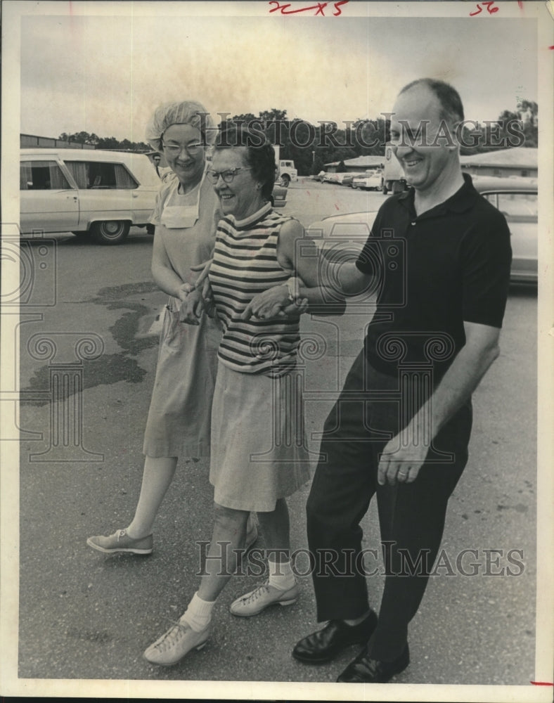 1969 Press Photo Dr. Wyble Assists Wife, Victim of Gas Fumes in Houston, Texas