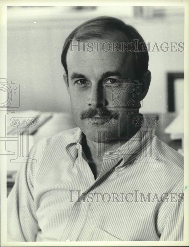 1983 Press Photo Mark Tinker, supervising producer of &quot;St. Elsewhere&quot;- Historic Images