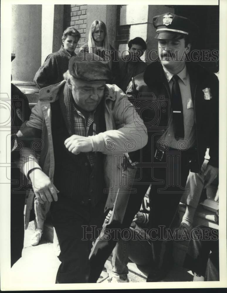 1987 Press Photo Ed Flanders &amp; Robert Clohessy in an episode of &quot;St. Elsewhere&quot;- Historic Images