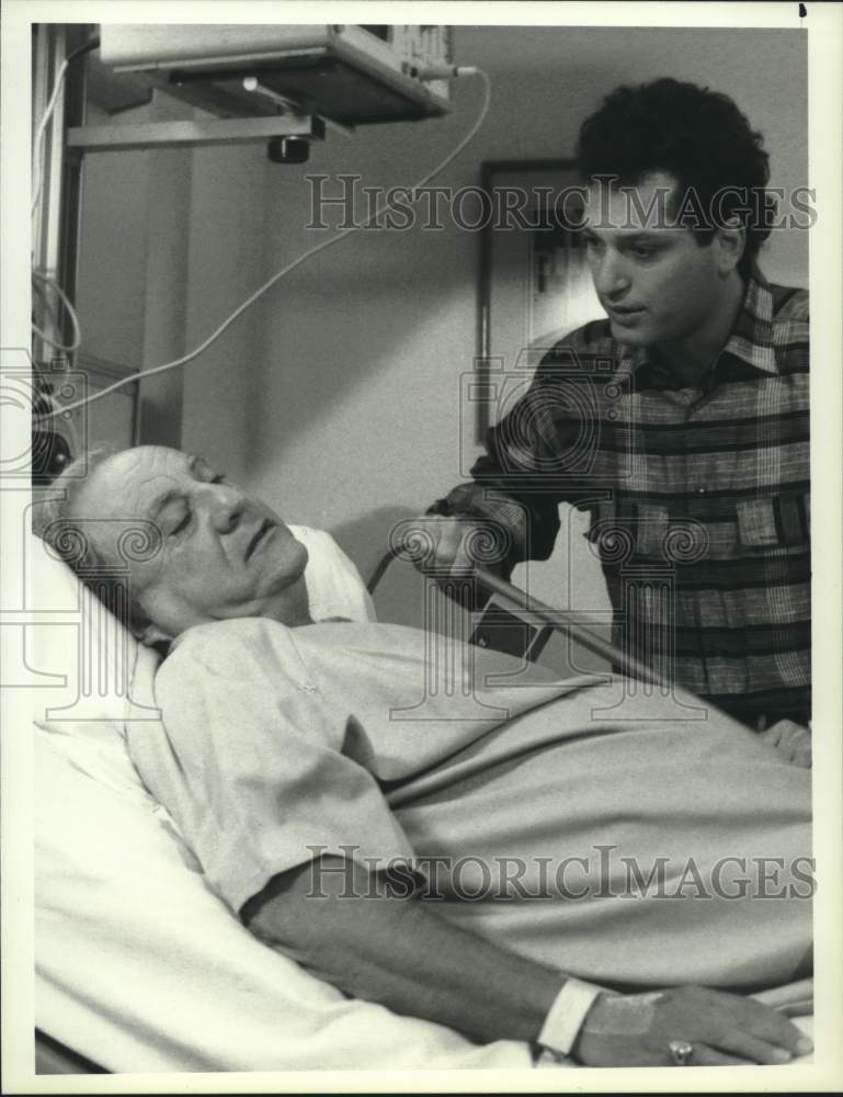 1987 Press Photo Howie Mandel &amp; Bill Dana guest on an episode of &quot;St. Elsewhere&quot;- Historic Images