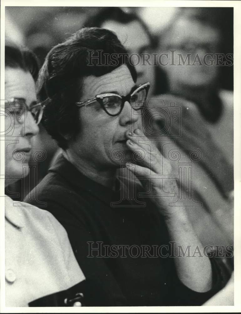 1963 Press Photo Spectators at Samuel Hart Galleries - hca50523