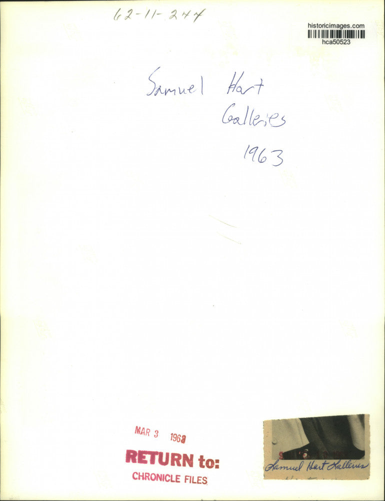 1963 Press Photo Spectators at Samuel Hart Galleries - hca50523