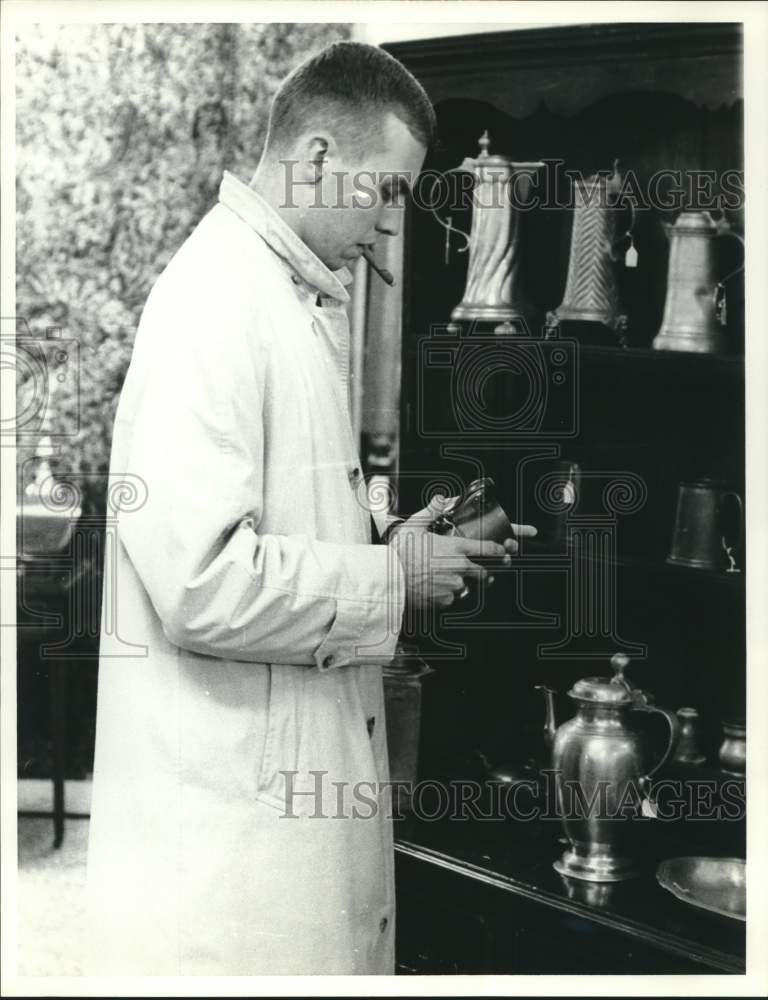 1963 Press Photo George Moore examined English pewter at Samuel Hart Galleries