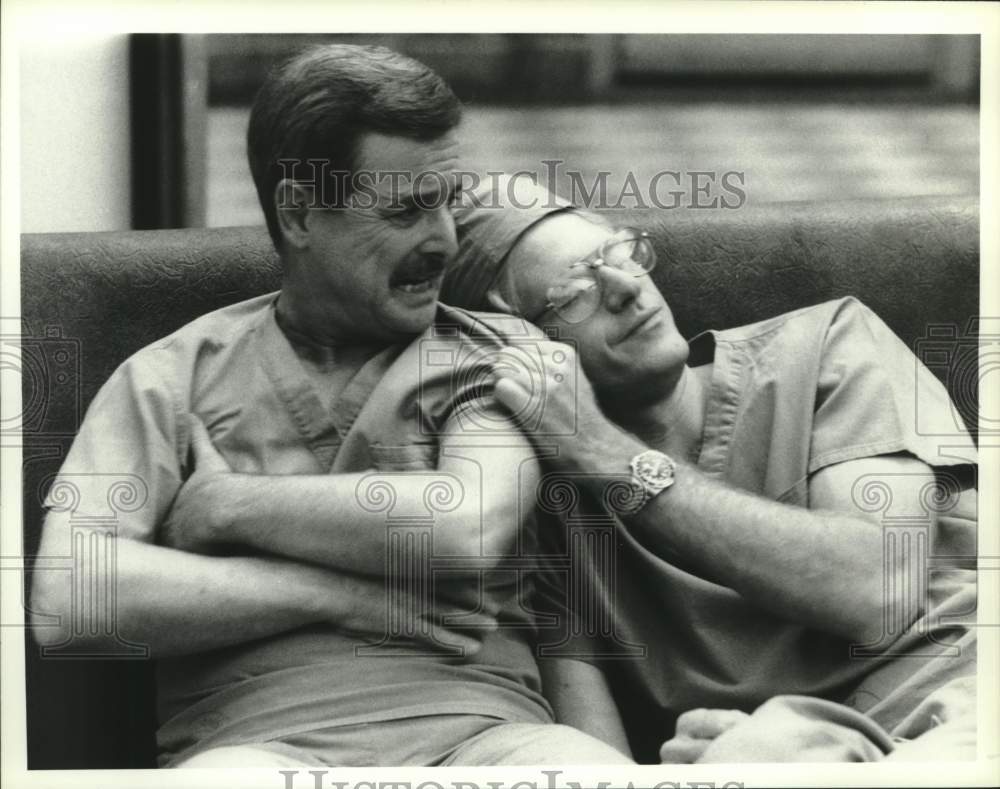 1986 Press Photo Dr. Craig and Ehrlich Pillow Buddies on &quot;St. Elsewhere&quot;- Historic Images