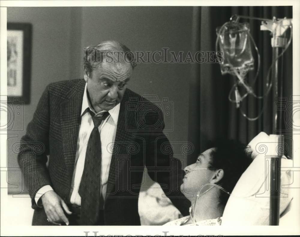 1987 Press Photo Bill Dana and Howie Mandel In Scene From &quot;St. Elsewhere&quot;- Historic Images