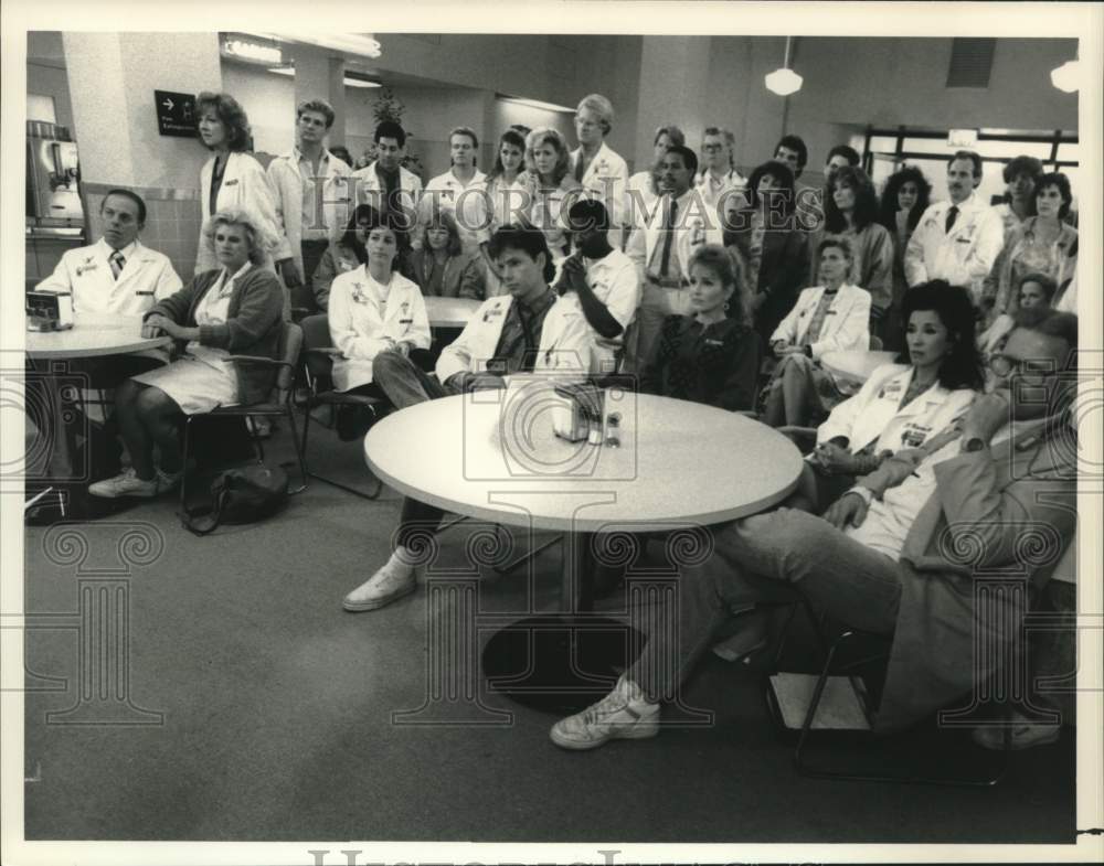 1988 Press Photo Scene From Series Finale of &quot;St. Elsewhere&quot; on NBC-TV- Historic Images