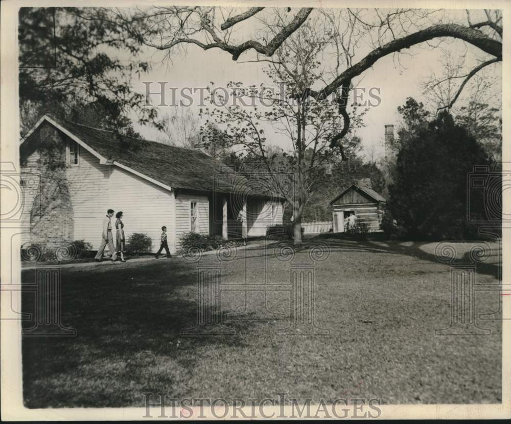 1953 Press Photo Visitors at the Sam Houston Home and Museum, Huntsville, Texas