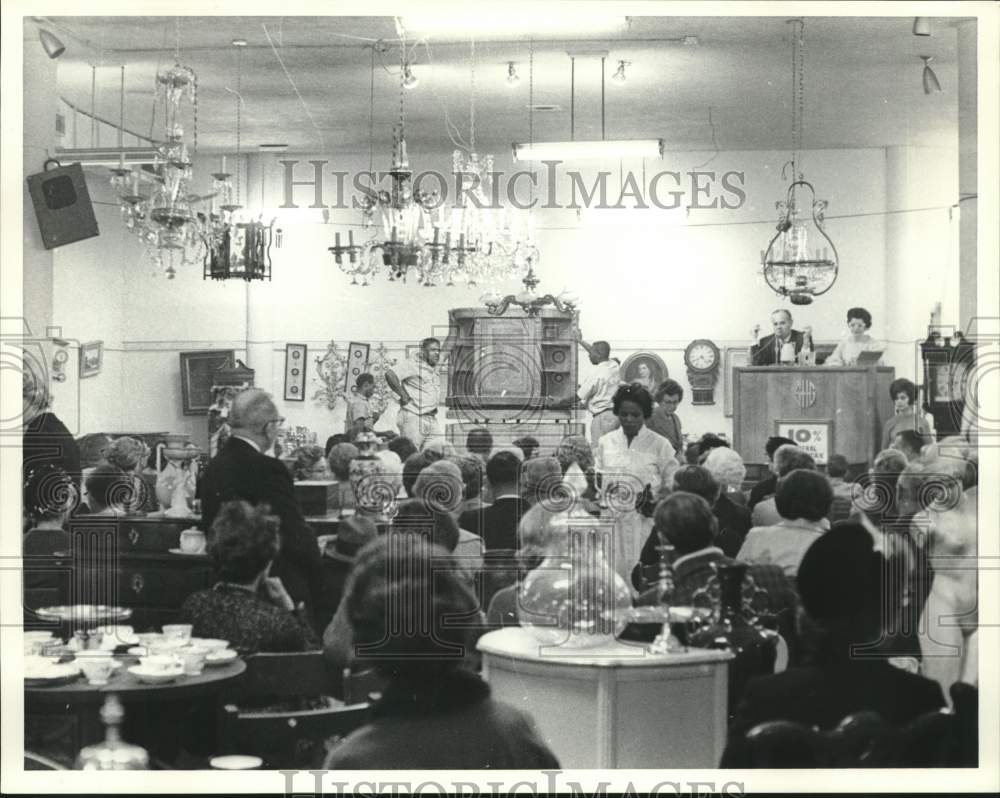 1963 Press Photo Credenza Display at Samuel Hart Galleries Auction, Houston