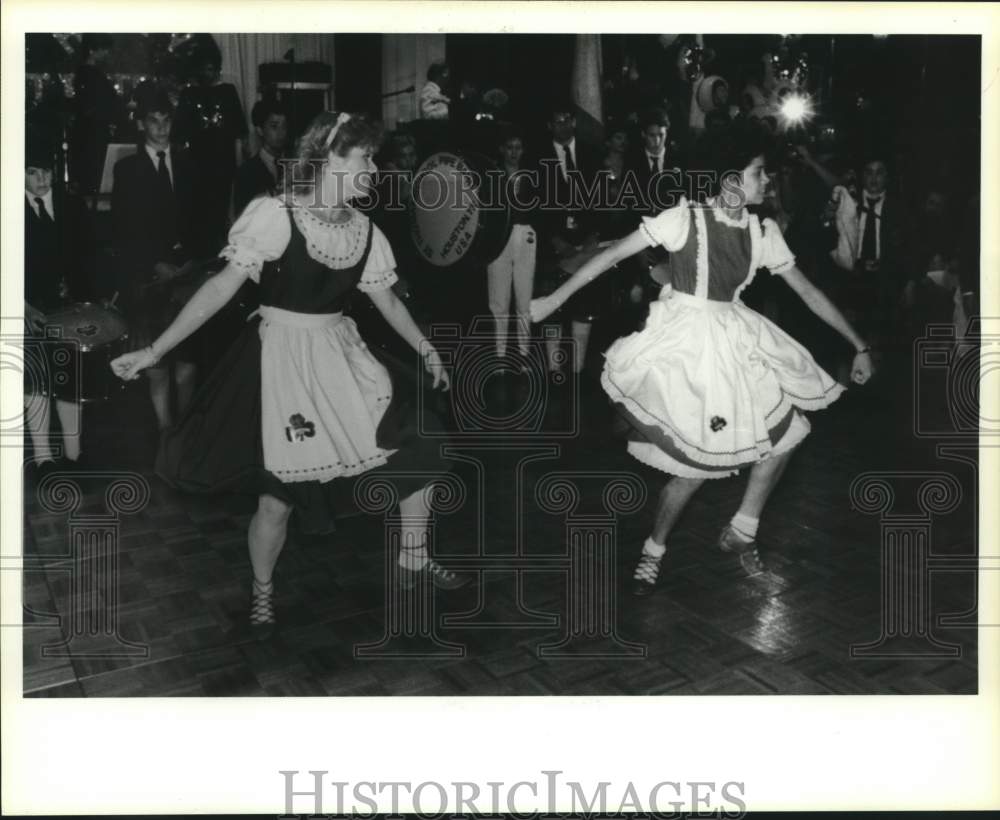 1986 Press Photo Vivian Bishop and Audry Chang Dance Irish Folk Dances, Houston- Historic Images