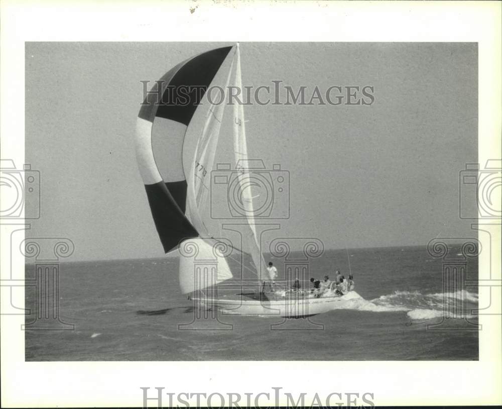 1986 Press Photo Enjoying a Sailboat in Texas - hca50833