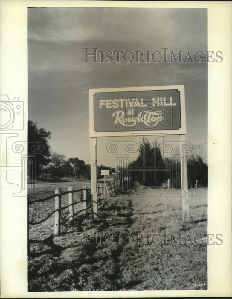 1975 Press Photo Road sign on Route 237 between Austin and Houston, Texas- Historic Images