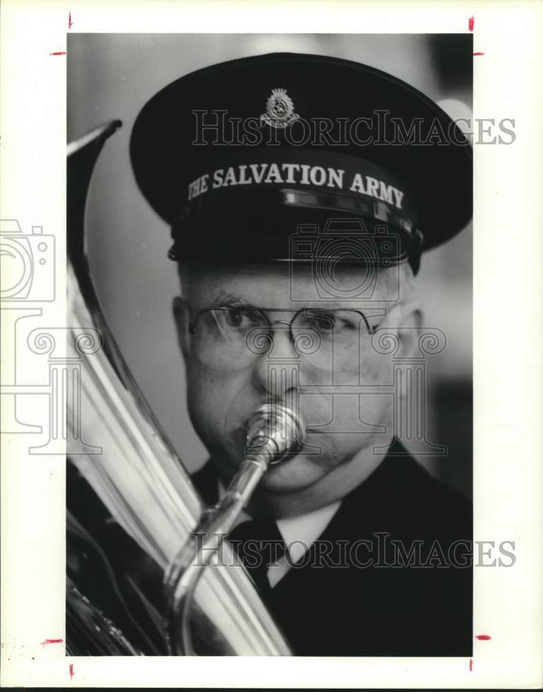 1986 Press Photo Salvation Army Major Emery Frierson performs on tuba in Houston- Historic Images