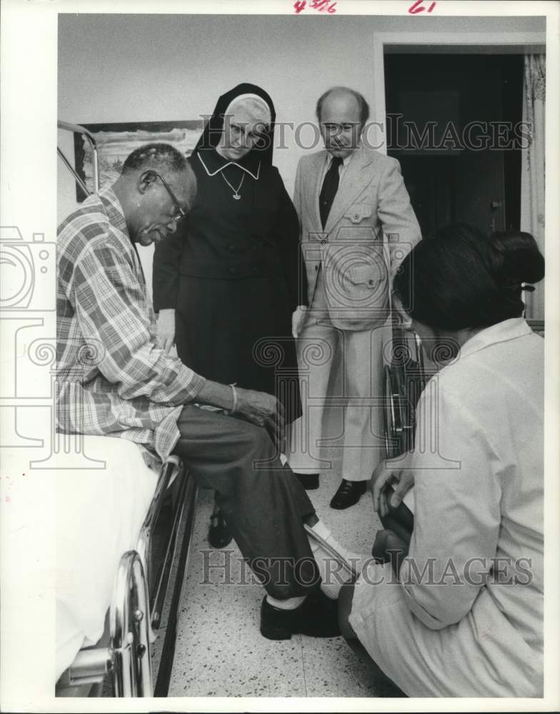 1974 Press Photo Therapist Works On Elderly Patient, St. Anthony Center, Houston