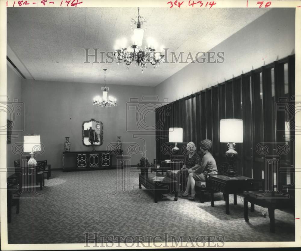 1966 Press Photo Residents &amp; visitors in the main parlor of St. Anthony&#39;s Center- Historic Images