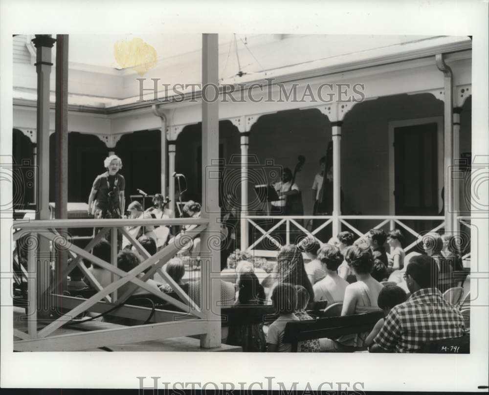 1978 Press Photo New York Post&#39;s Harriett Johnson at Round Top Festival, Texas- Historic Images