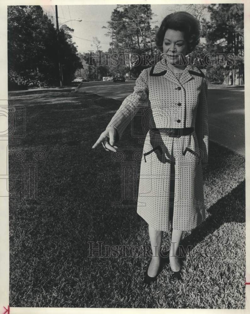 1974 Press Photo Mrs. Ralph Johnston Shows Where Cars End Up, Sage Road, Houston