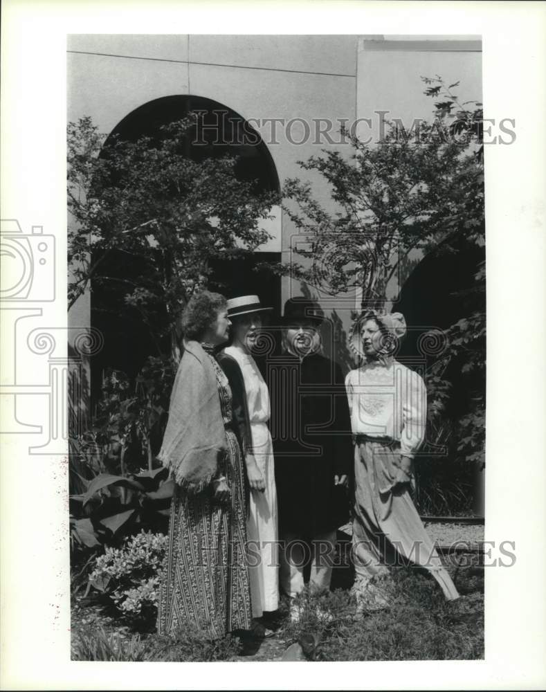 1991 Press Photo Members of &quot;Revels,&quot; a Theatrical Troupe - hca51240- Historic Images