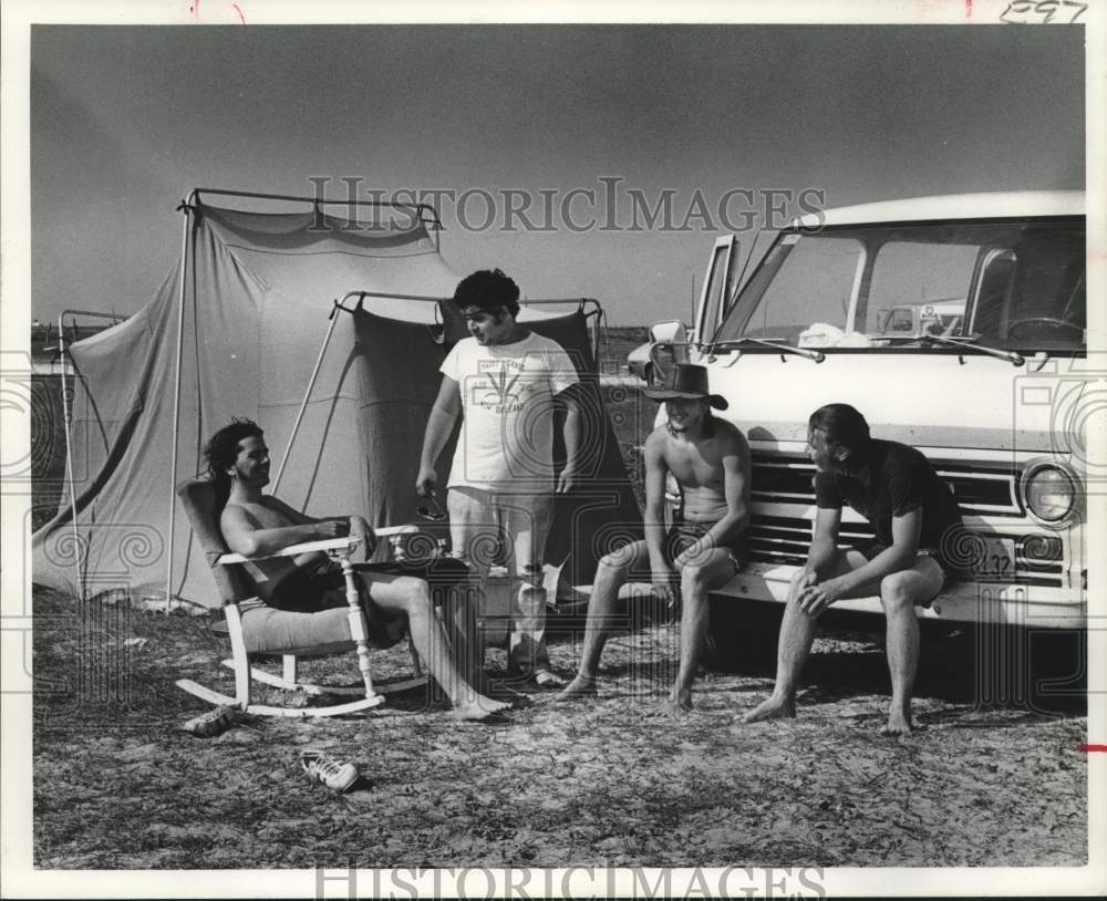 1976 Press Photo Fans begin to arrive at Galveston, Texas rock festival- Historic Images