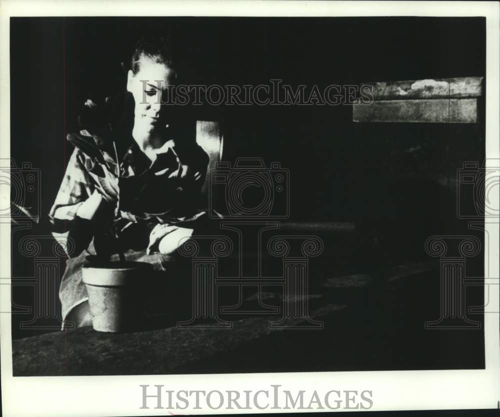1981 Press Photo Actor In Movie At the River Oaks Theatre, Houston - hca51430- Historic Images