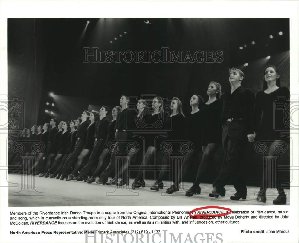 1998 Press Photo Members of the Riverdance Irish Dance Troupe Perform Riverdance- Historic Images