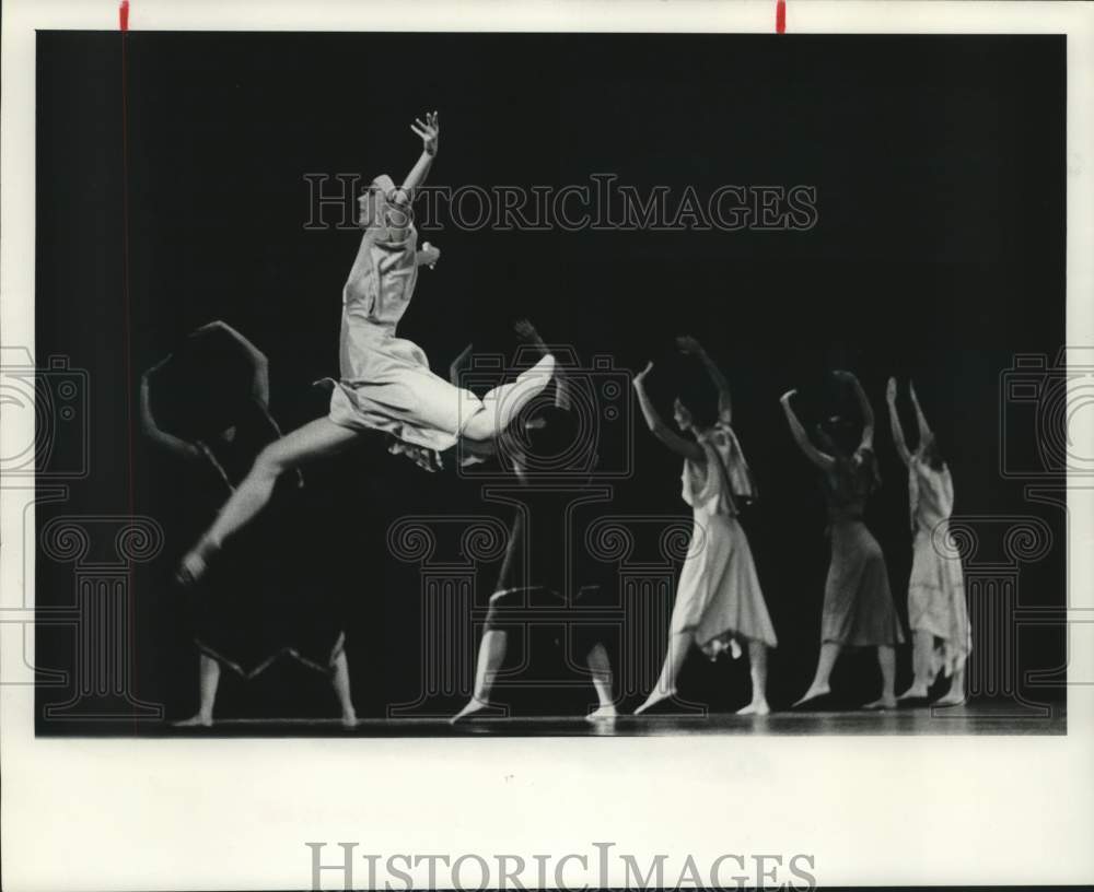 1986 Press Photo Roberta Stokes Dancer Kathy Garrett Performing &quot;Las Illoronas&quot;- Historic Images