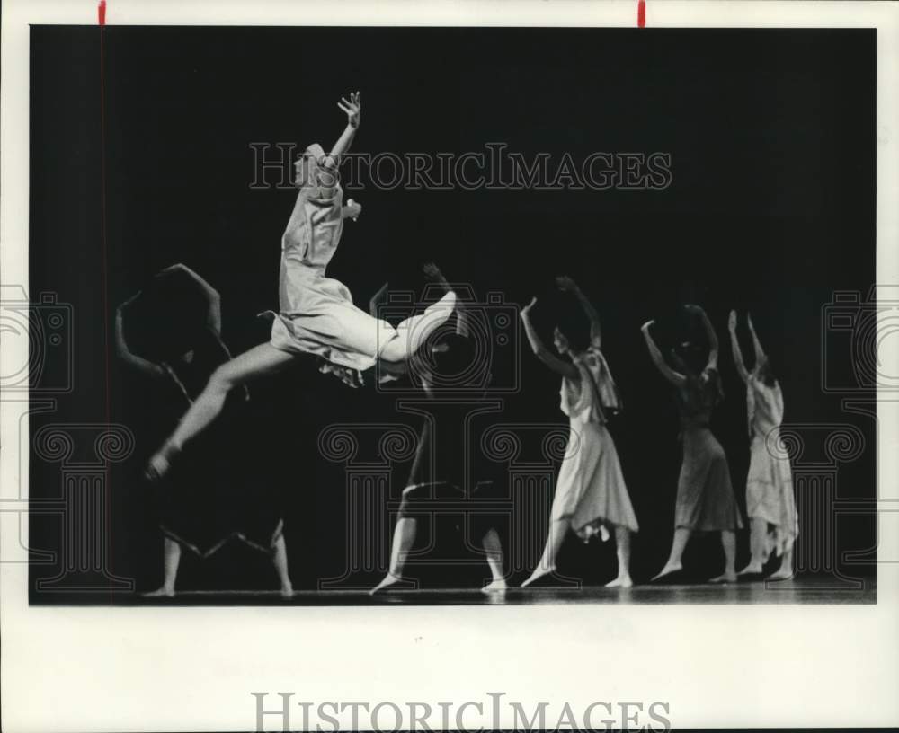 1986 Press Photo Roberta Stokes Dancer Kathy Garrett Performing "Las Illoronas"- Historic Images
