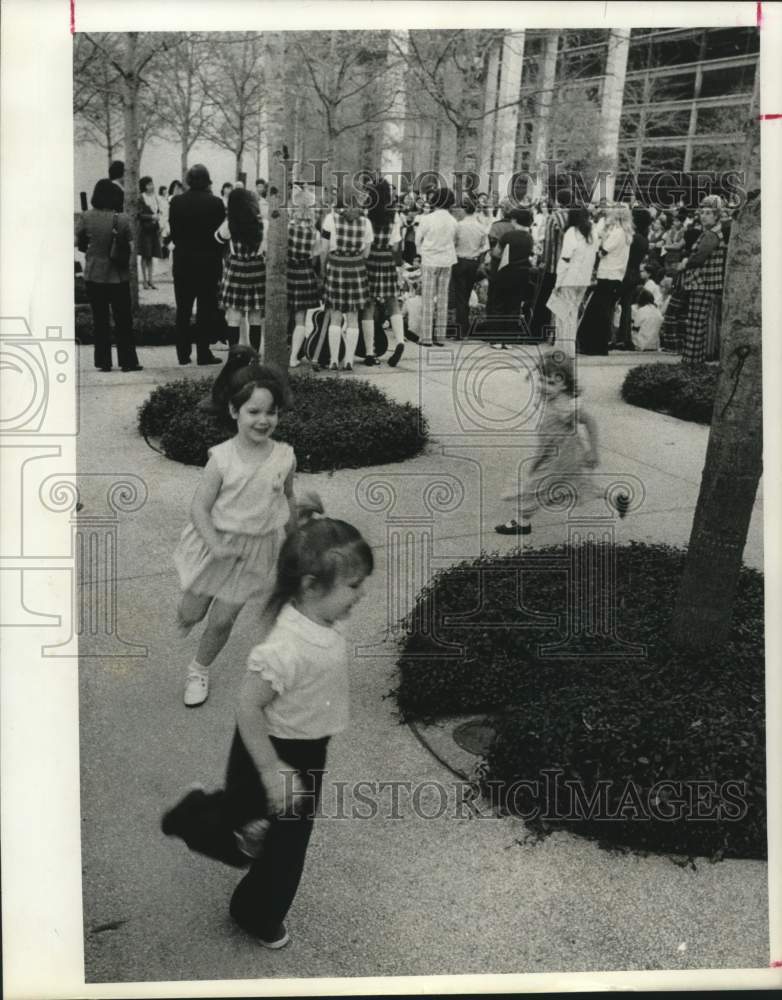 1974 Press Photo Children play at a pro life rally at Jones Plaza - hca51561
