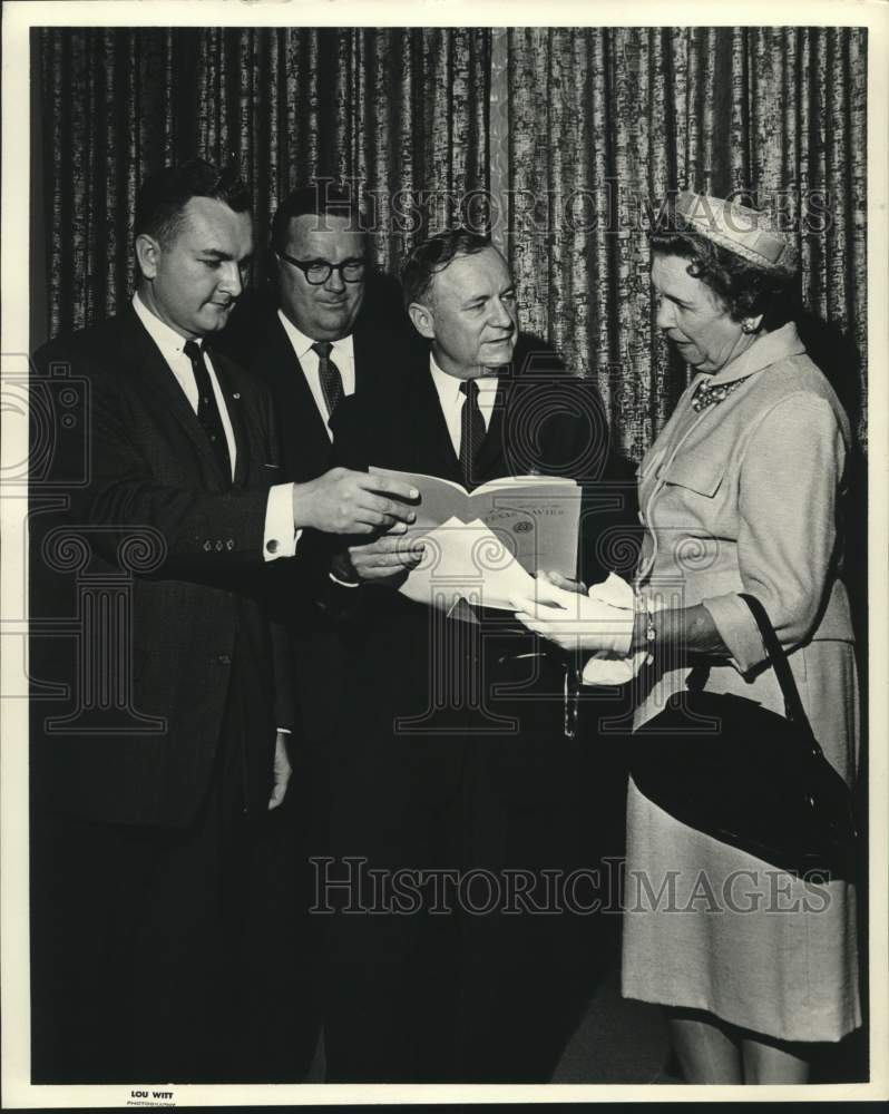 1971 Press Photo People Celebrating San Jacinto Day, Texas - hca51629
