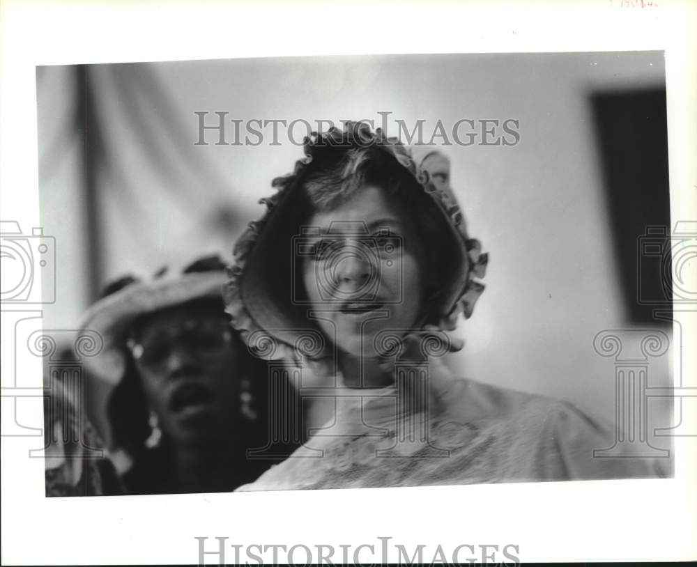 1991 Press Photo Play Performers Mary Stanton and Kathy Wilson in &quot;Revels&quot;- Historic Images