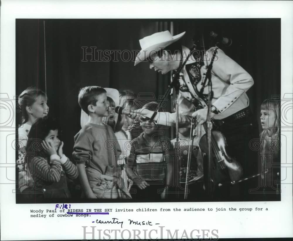 1988 Press Photo &quot;Riders in the Sky&quot; Member Woody Paul Sings With Children- Historic Images