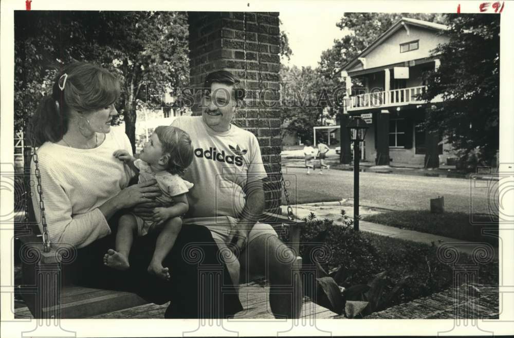 1983 Press Photo Sharon, Elizabeth and Mike Craig at home near The Rising Star&quot;- Historic Images