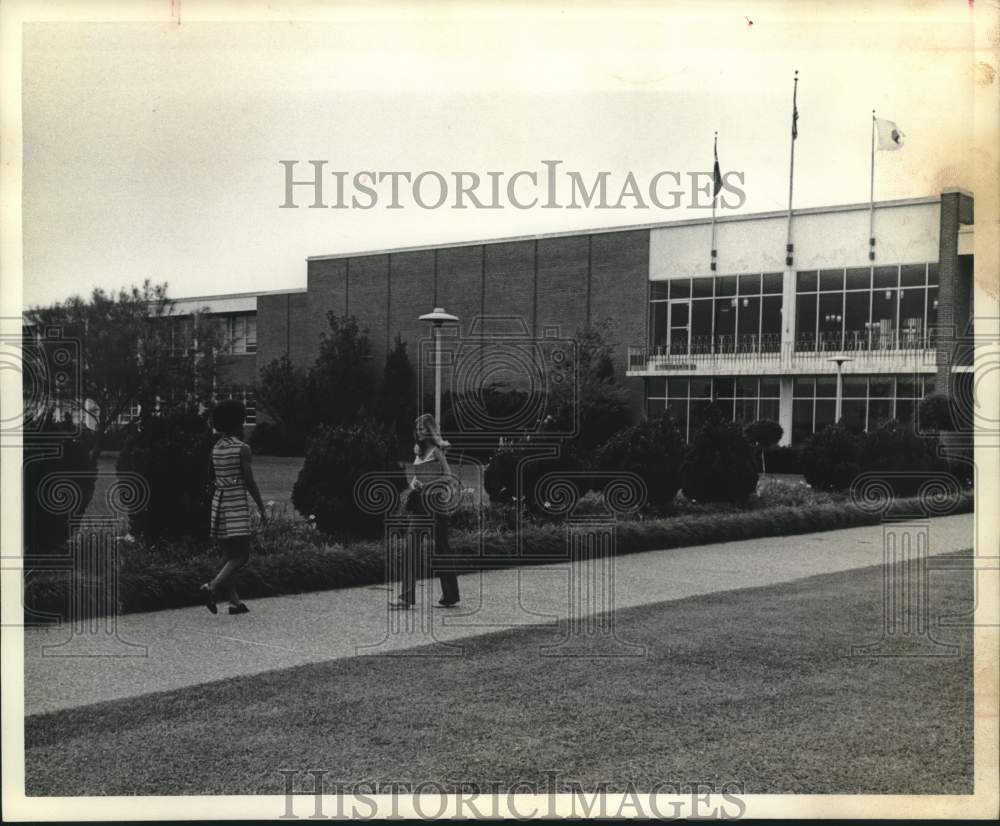 1972 Press Photo Students Walking On San Jacinto Junior College Campus, Pasadena