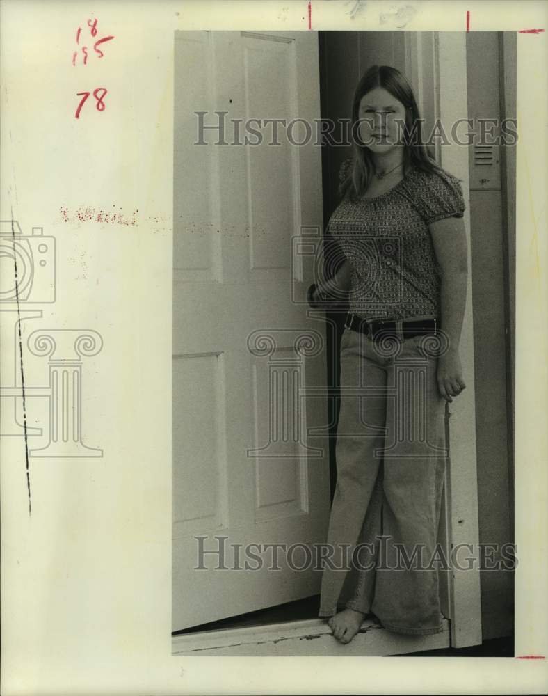 1974 Press Photo Dorothy Smith Follows School Dress Code in Houston, Texas