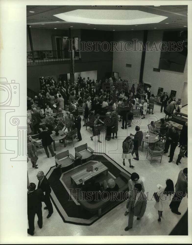 1969 Press Photo Crowds at Seaman's Center International, Houston, Texas