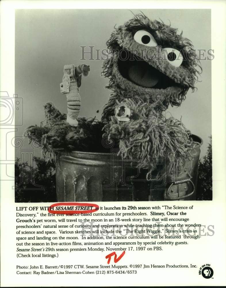 1997 Press Photo Slimey, Oscar the Grouch as &quot;Sesame Street&quot; Starts 29th Season- Historic Images