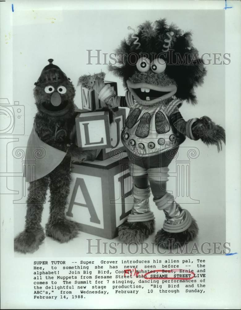 1988 Press Photo Super Grover, Tee Hee in Sesame Street Live at Houston Summit- Historic Images