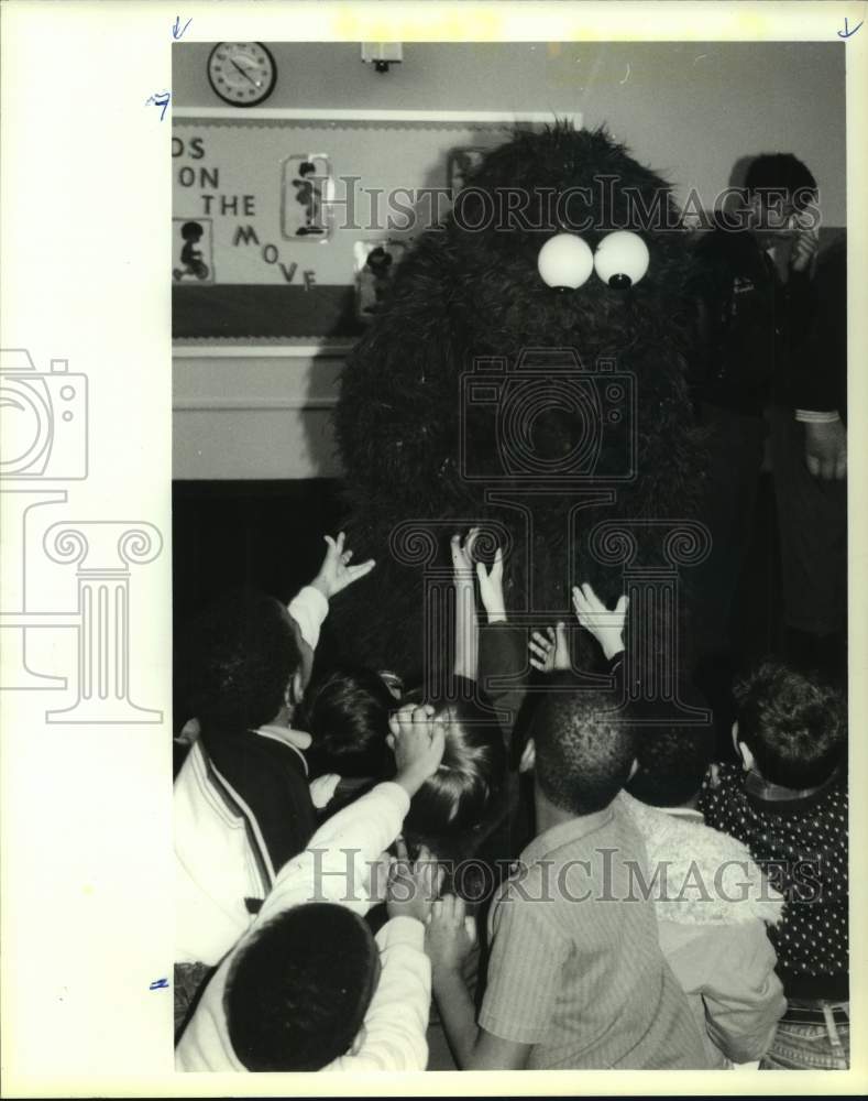 1988 Press Photo Cookie Monster of Sesame Street Live, Rogers School in Houston- Historic Images