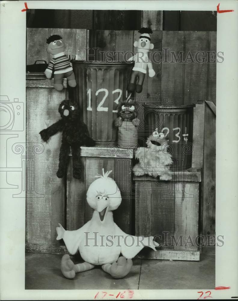 1983 Press Photo Stitch Up Set of &quot;Sesame Street&quot; Dolls from McCall&#39;s- Historic Images