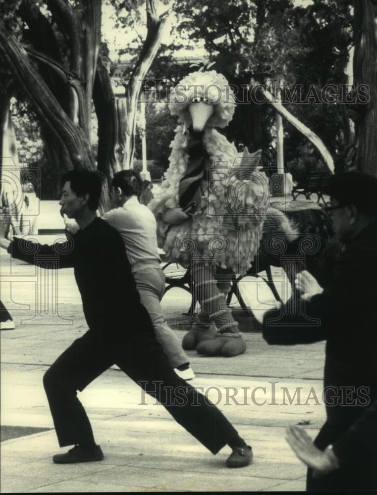 1983 Press Photo Big Bird of &quot;Sesame Street&quot; in Beijing on &quot;Big Bird in China&quot;- Historic Images