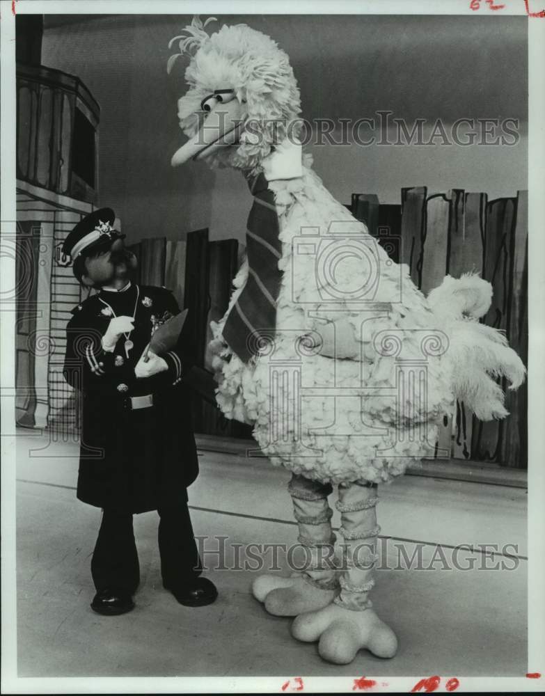 1981 Press Photo Inspector Farquar and Big Bird on Episode of &quot;Sesame Street&quot;- Historic Images