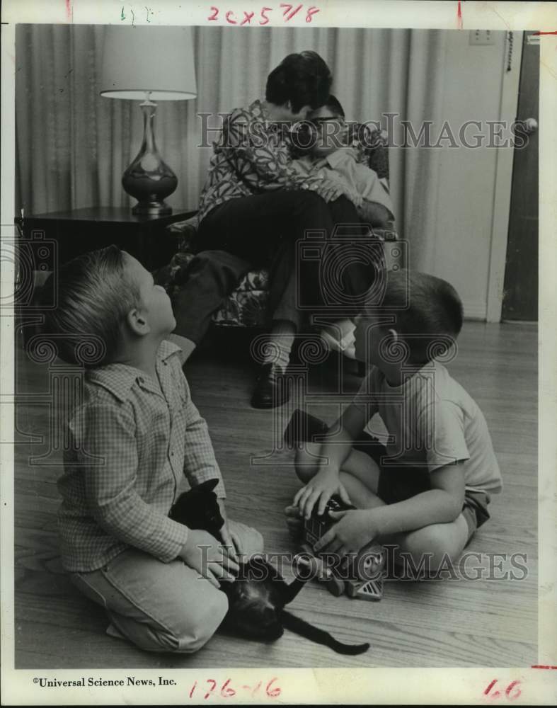 1970 Press Photo Parents Teaching Sex Education to Children - hca52319- Historic Images