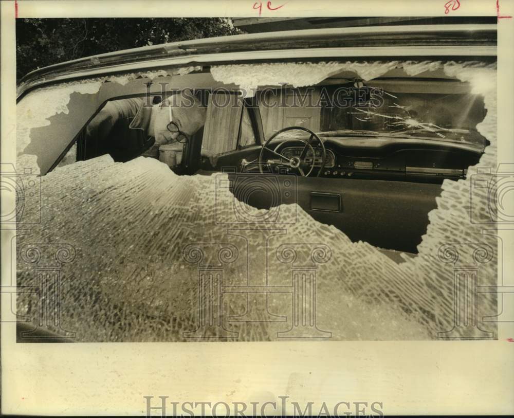 1973 Press Photo W. C. Bechtold inspects car damaged in Houston shooting
