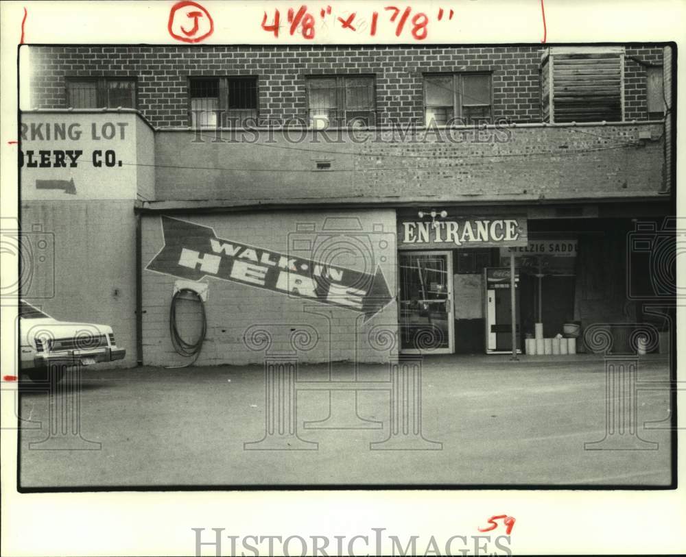 1981 Press Photo Walk-In Here and Entrance Signs - hca52416- Historic Images