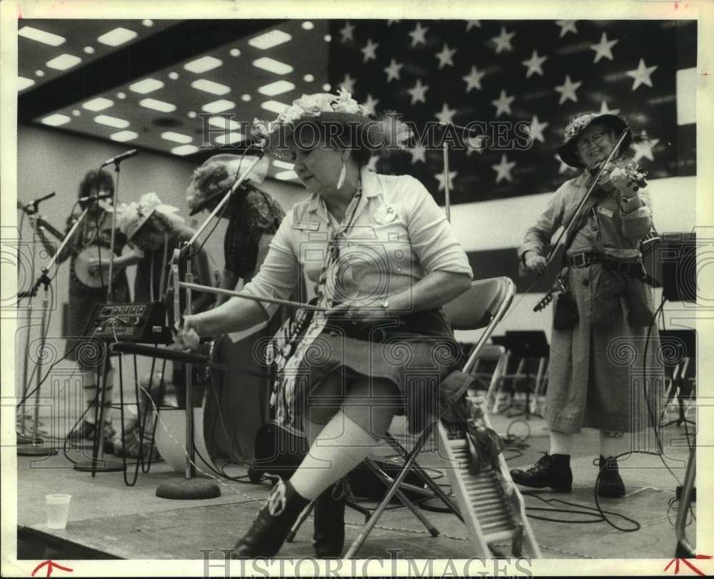 1985 Press Photo Opal Nutt and Ella Dobroski of the &quot;Glamour Grannies and Joe&quot;- Historic Images