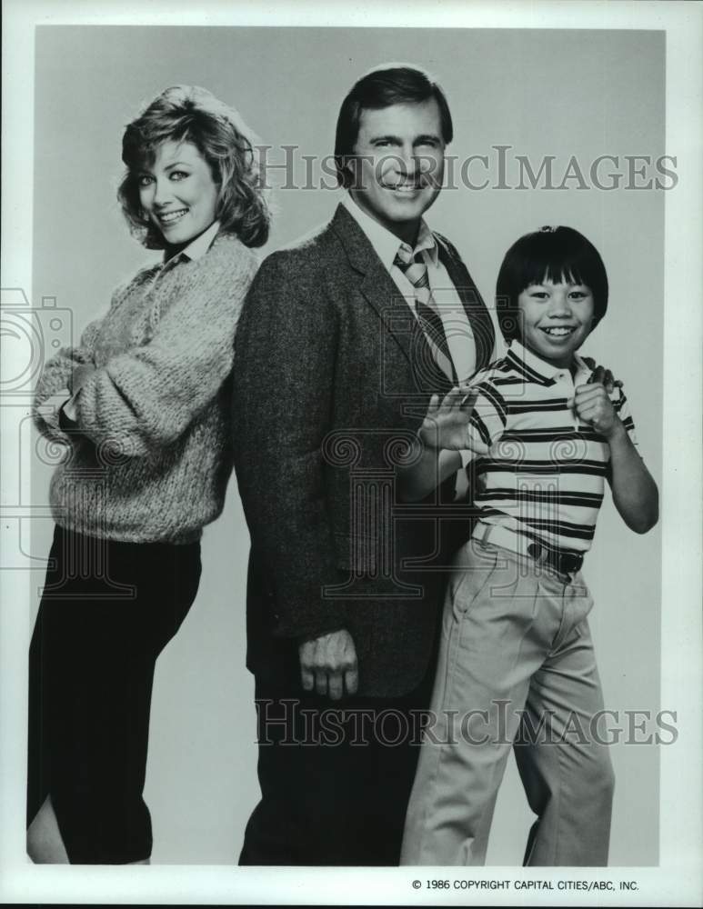 1986 Press Photo Nancy Stafford, Gil Gerard, Ernie Reyes, Jr. in &quot;Sidekicks&quot;- Historic Images