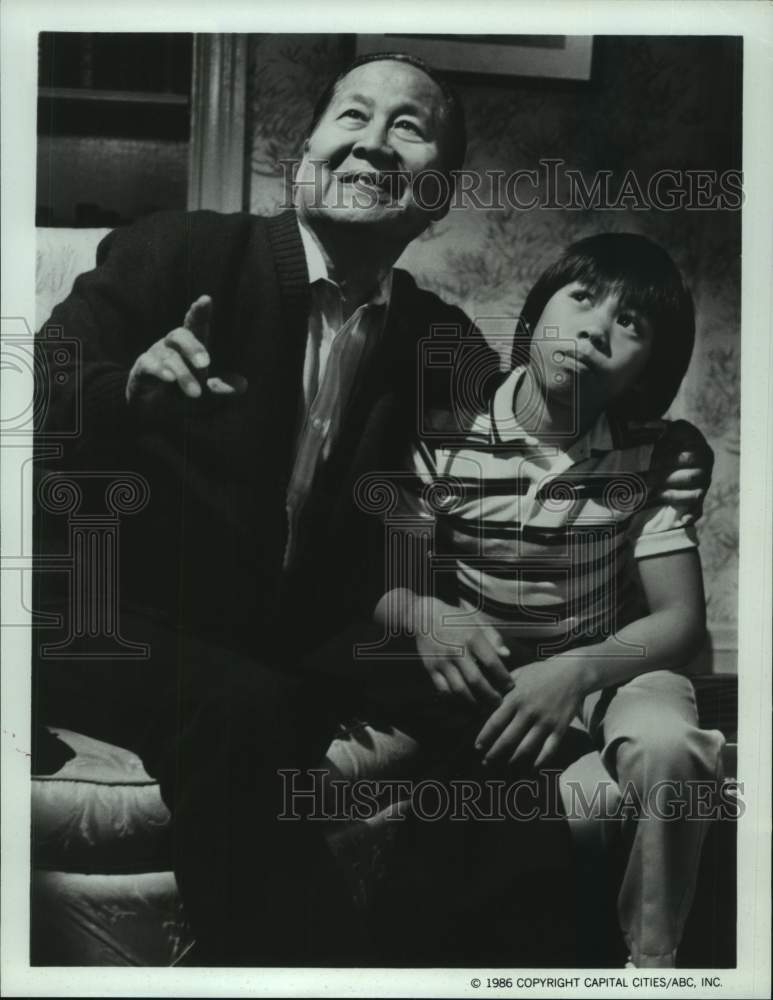 1986 Press Photo Keye Luke &amp; Ernie Reyes, Jr. in &quot;Sidekicks&quot; on ABC-TV- Historic Images