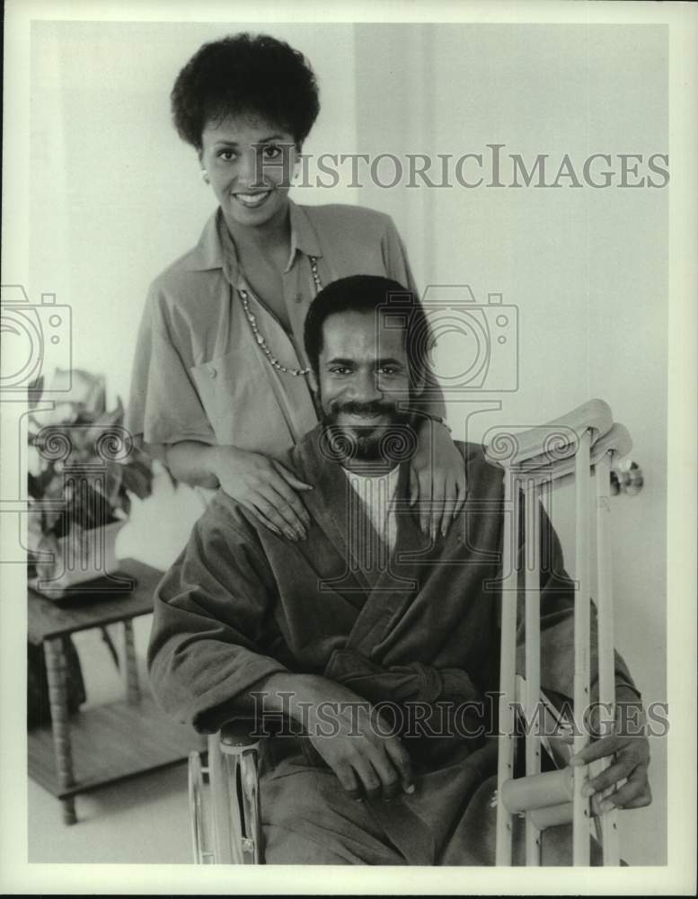 1986 Press Photo Tim Reid &amp; Daphne Maxwell star in &quot;Simon &amp; Simon&quot; on CBS-TV- Historic Images