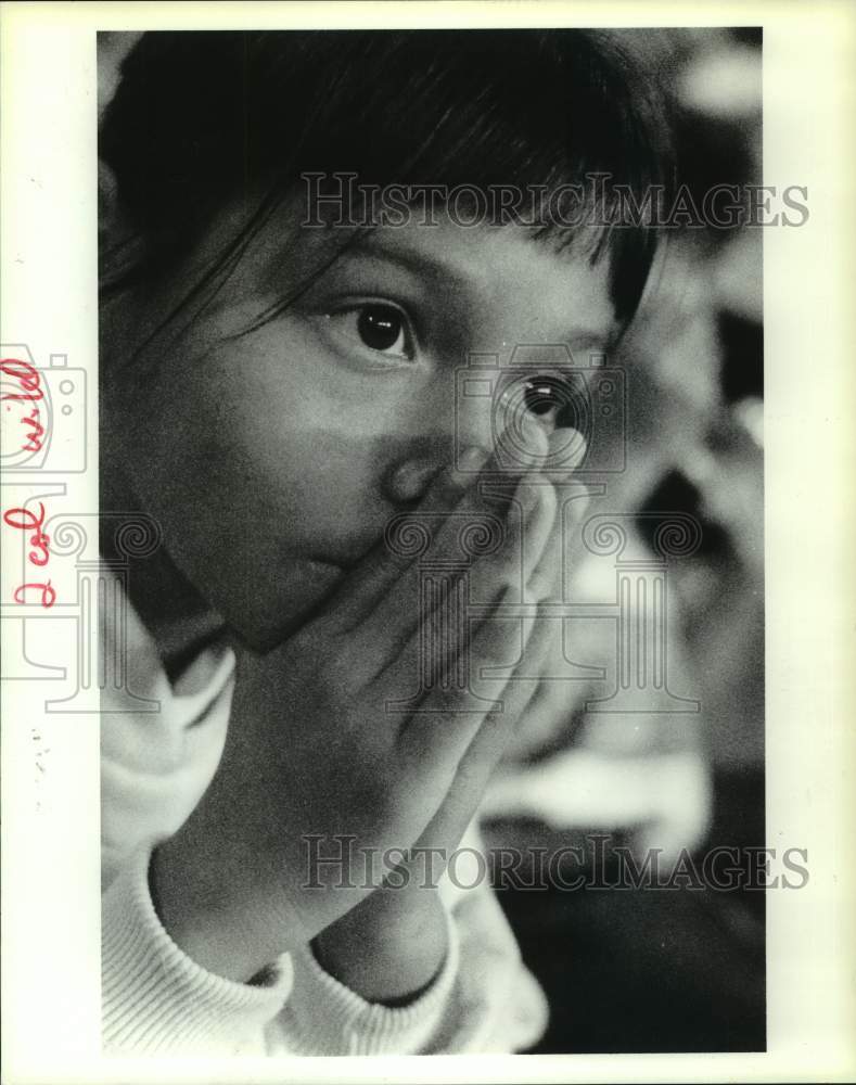 1986 Press Photo Elsia Cruz Watches Acrobatic Act at Shrine Circus in Houston- Historic Images